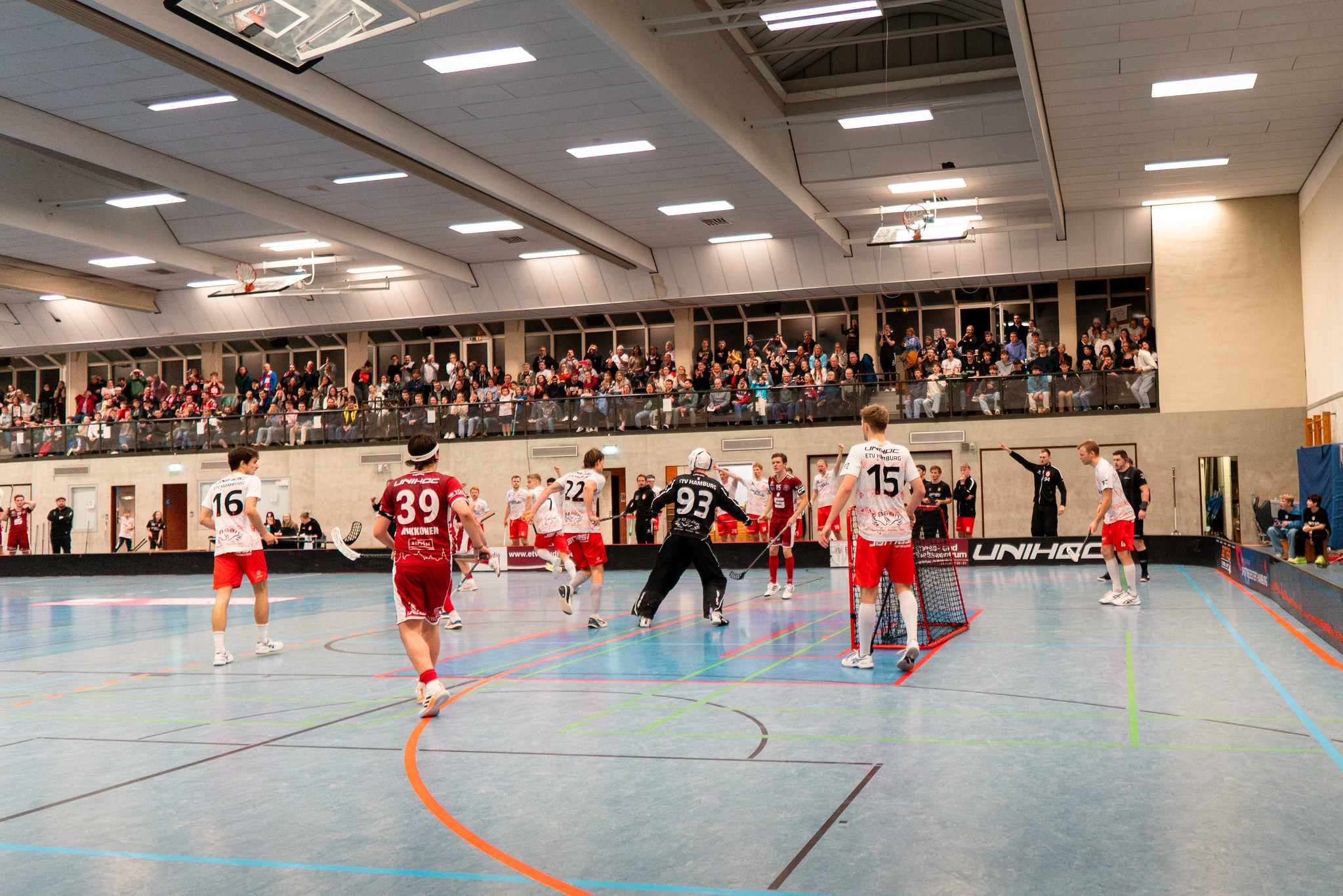 Spielszene aus dem Pokalspiel zwischen ETV Piranhhas und UHC Sparkasse Weißenfels vor voller Zuschauertribüne.